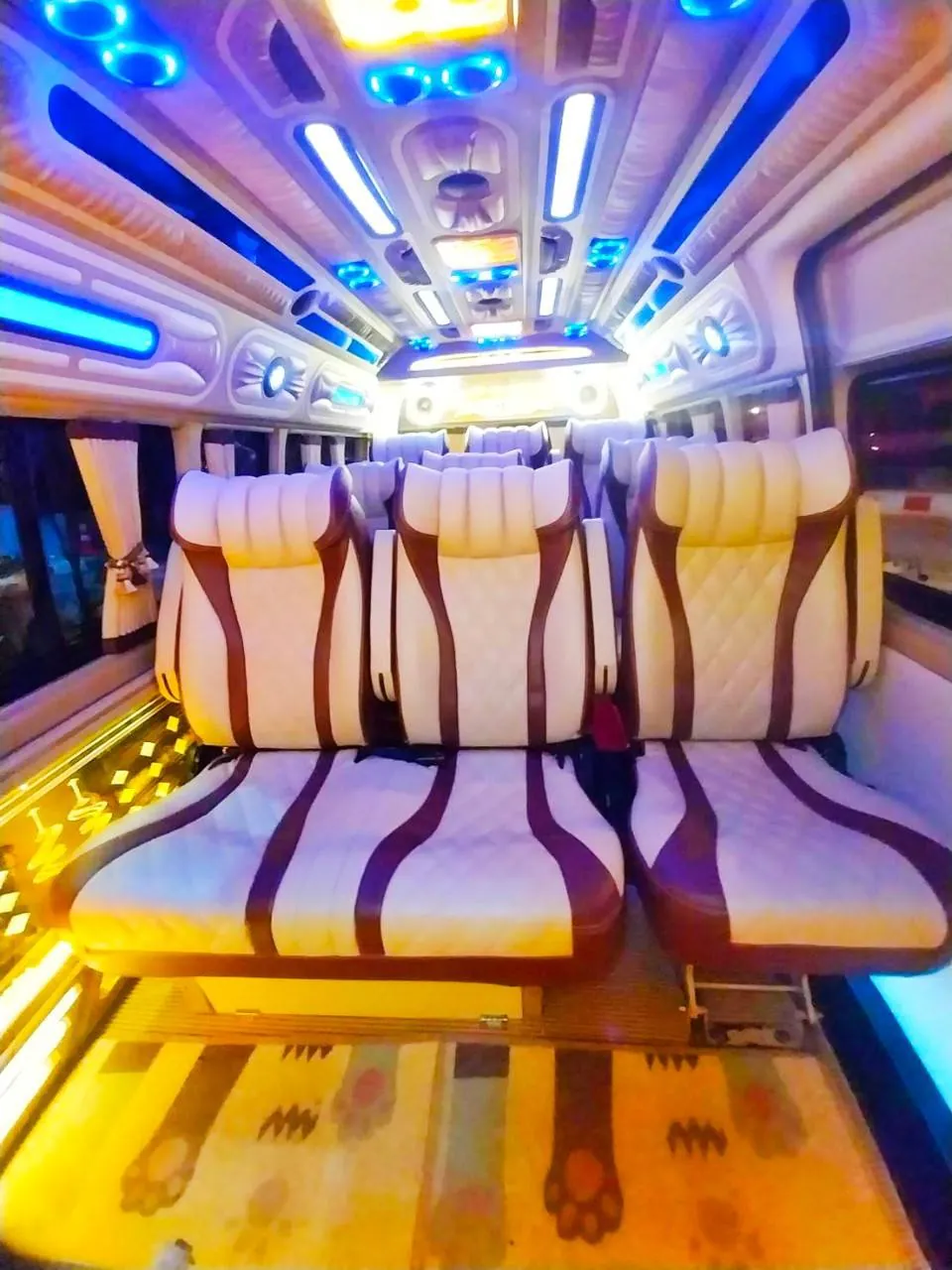 ห้องโดยสารรถตู้ VIP เบาะหนังปรับเอนได้ สำหรับบริการเช่ารถตู้ขอนแก่น