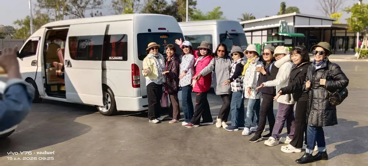 ลูกค้าหมู่คณะถ่ายภาพก่อนเดินทางด้วยบริการรถตู้เช่าขอนแก่นพร้อมคนขับ